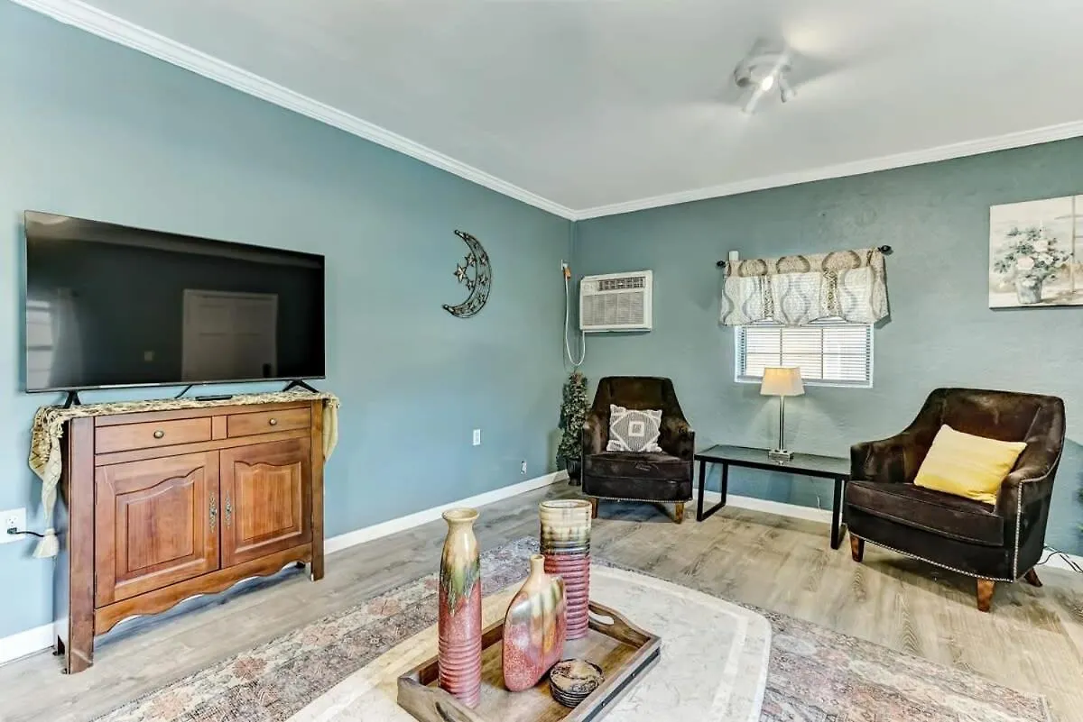Retro Rainbow At Herb River-Canary Cottage #11 Savannah